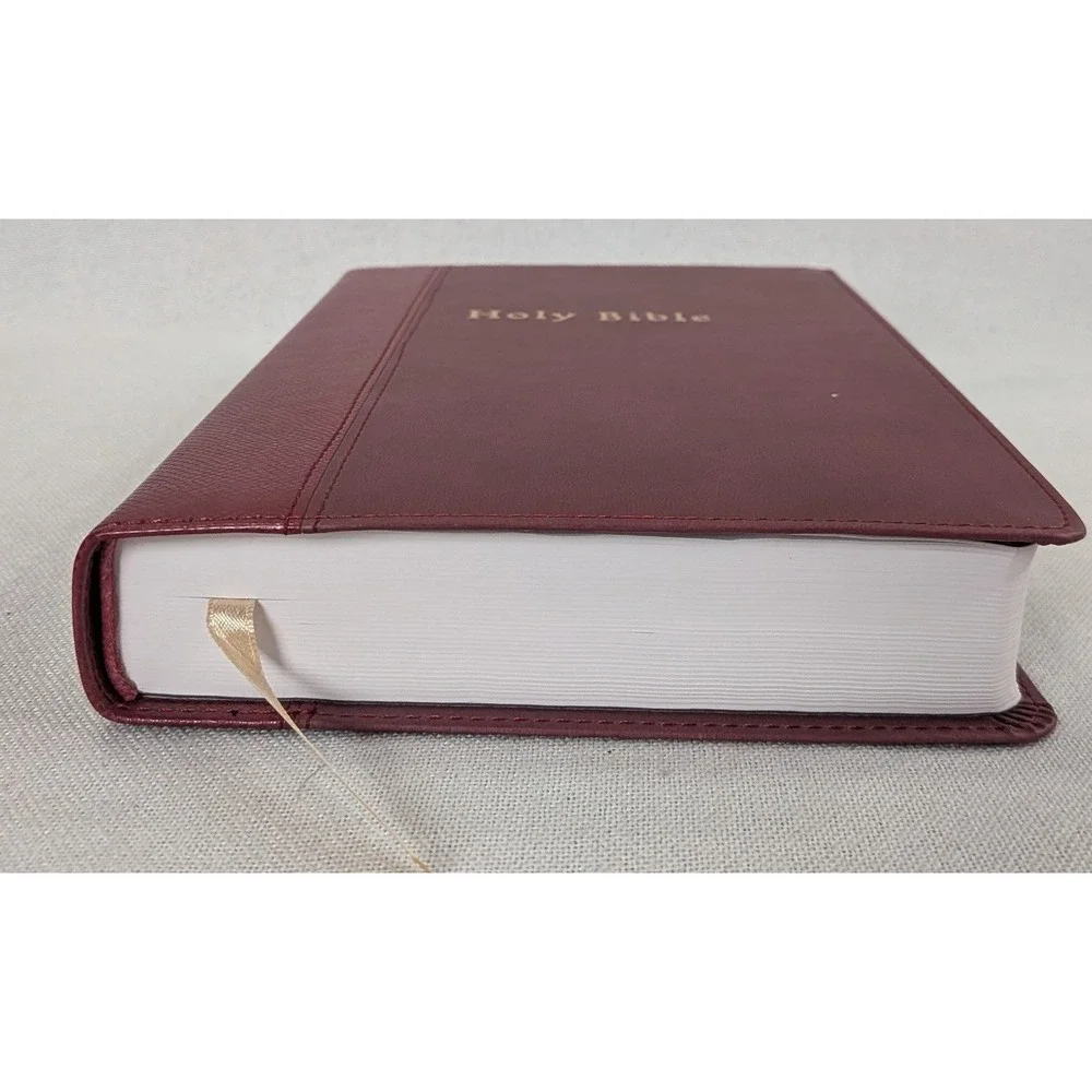 HarperCollins NRSV Catholic Gift Bible Unisex OS Burgundy  Gift Edition